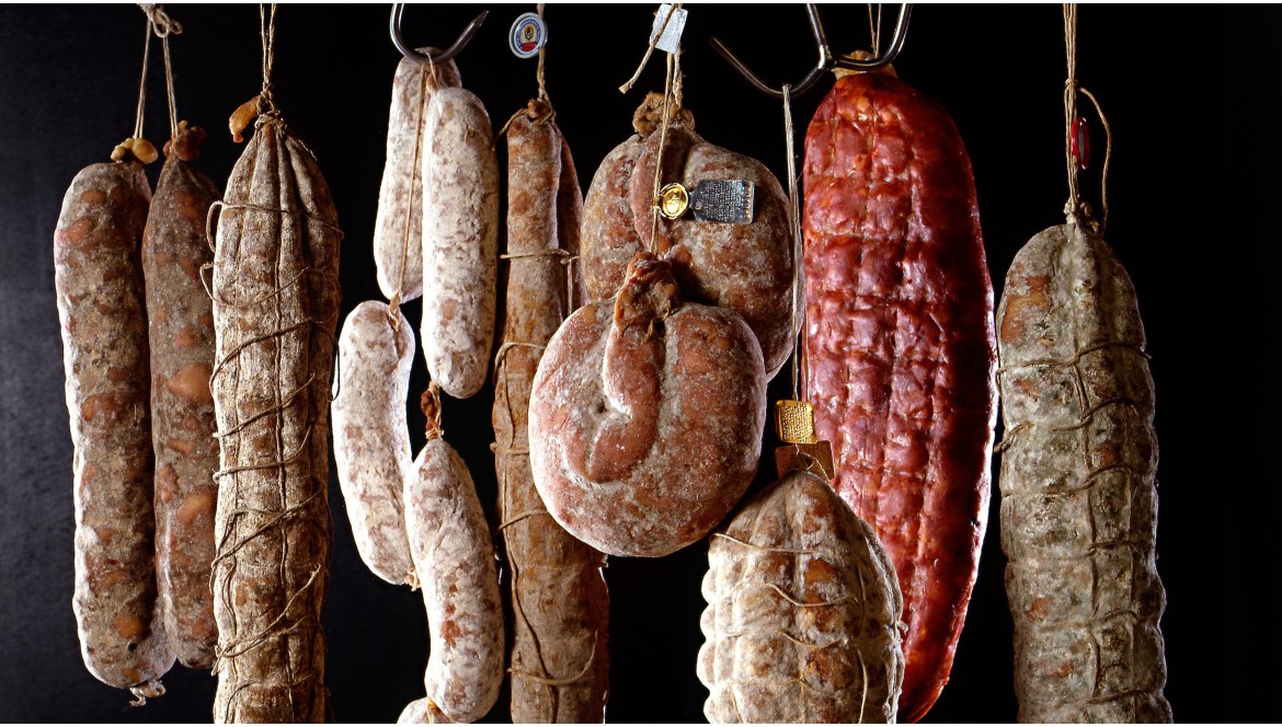 Le Muffe Nobili dei Salumi: Un'Arte Antica che Eleva il Gusto e l'Eleganza Gastronomica